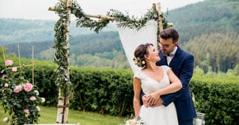 Hochzeitstorte steht auf einer Schaukel