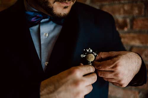 Der Vintage Bräutigam Bräutigam steckt sicheine Blume an