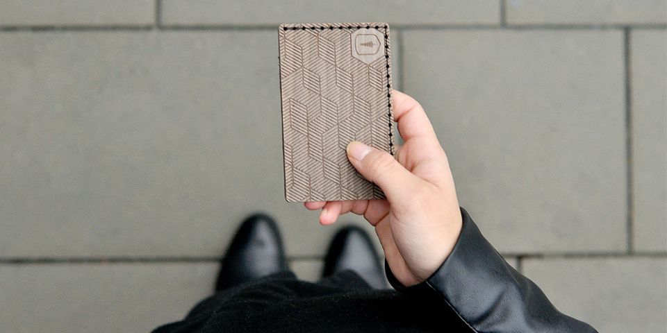 BeWooden - Frau hält Kartenhalter Deniq Note für Damen