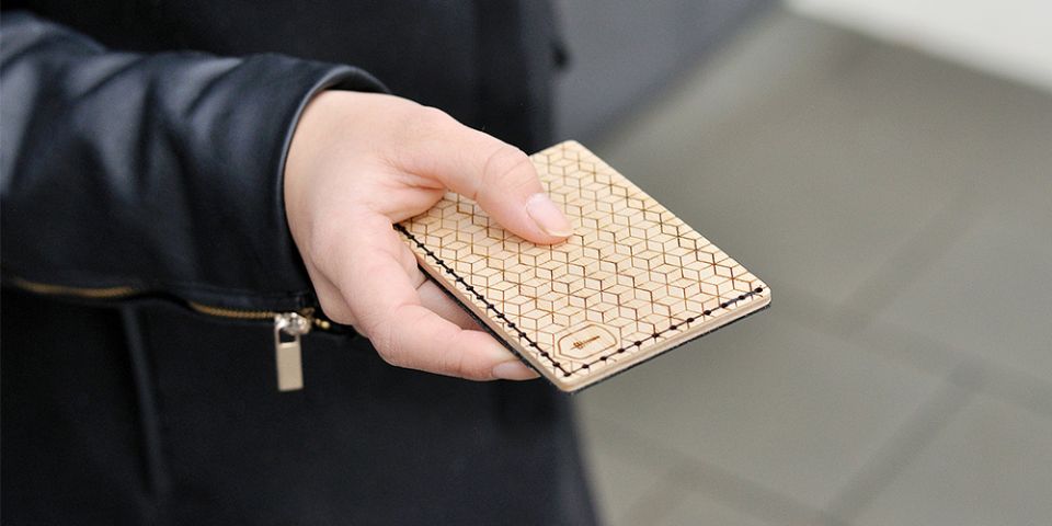 BeWooden - Fru hält Kartenhalter Liti Note für Damen