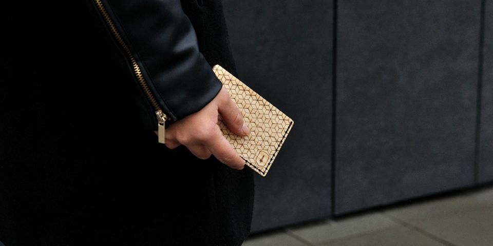 Frau trägt Kartenhalter Liti Note für Damen Frau trägt Kartenhalter Liti Note für Damen