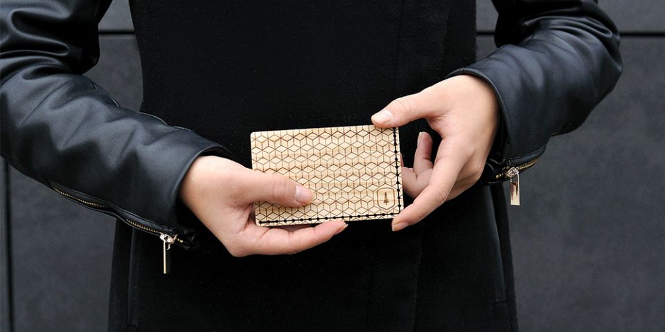 Frau hält Kartenhalter Liti Note für Damen Frau hält Kartenhalter Liti Note für Damen