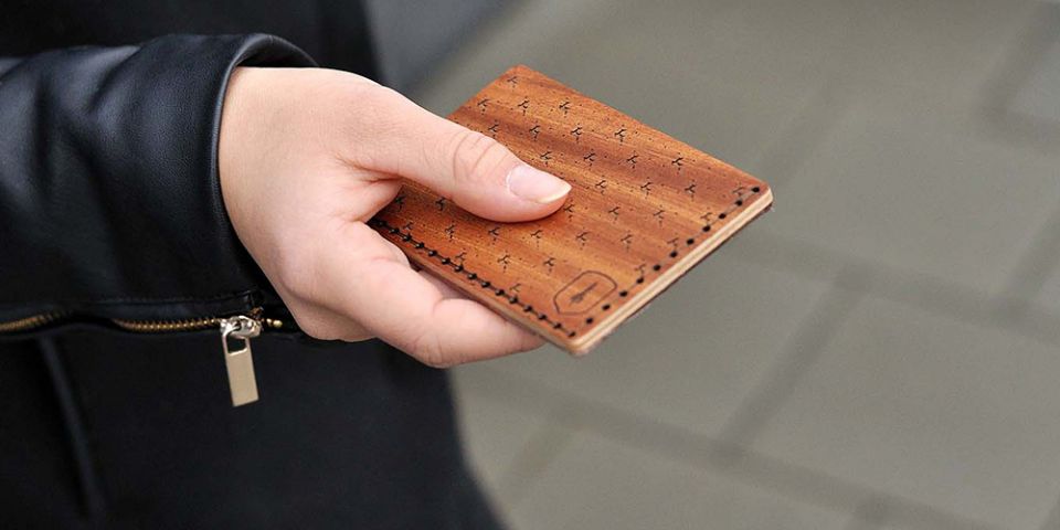 BeWooden - Frau hält Kartenhalter Rubi Note für Damen