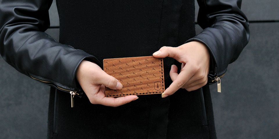 BeWooden - Frau trägt Kartenhalter Rubi Note für Damen