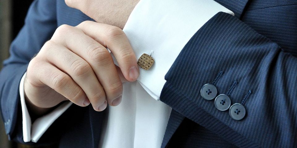 BeWooden - Mann trägt Manschettenknöpfe Sole Cuff