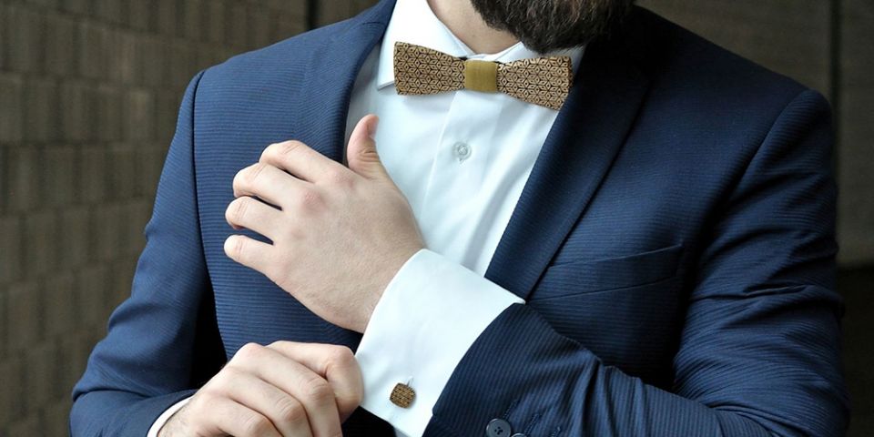 BeWooden - Mann trägt Manschettenknöpfe Sole Cuff und Holzfliege Sole