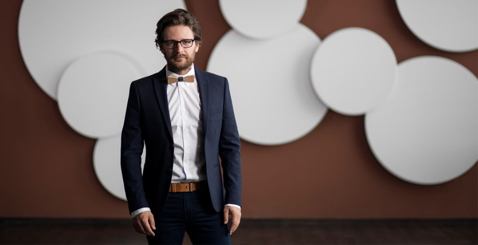 BeWooden - Mann mit Holzfliege Coloo, Manschettenknöpfen Coloo und Ledergürtel Linea Belt