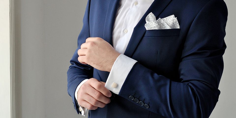 BeWooden - Mann trägt Manschettenknöpfe Illa Cuff und Einstecktuch White Dots