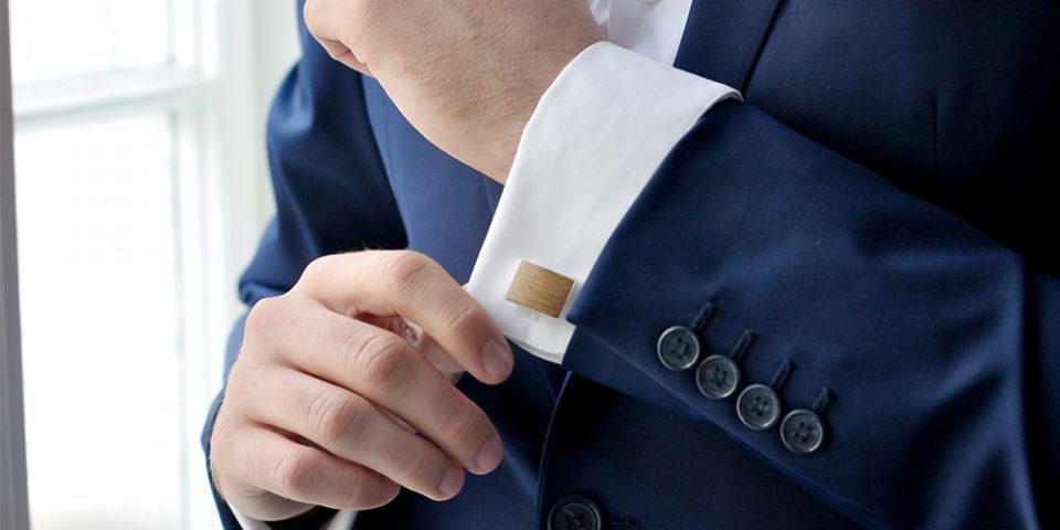 BeWooden - Mann trägt Manschettenknöpfe Coloo Cuff