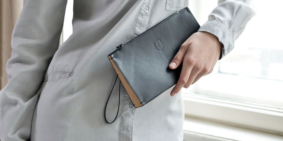 Frau hält Clutch Handtasche Api für Damen Frau hält Clutch Handtasche Api für Damen