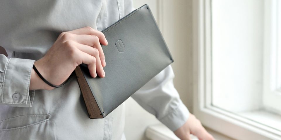 Frau trägt Clutch Handtasche Caleo für Damen