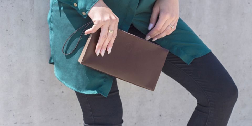 Frau trägt Clutch Handtasche Brunn für Damen Frau trägt Clutch Handtasche Brunn für Damen