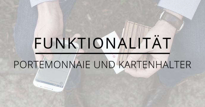 Ein Mann hält den Linea Note Holzkartenhalter und ein Handy in der Hand