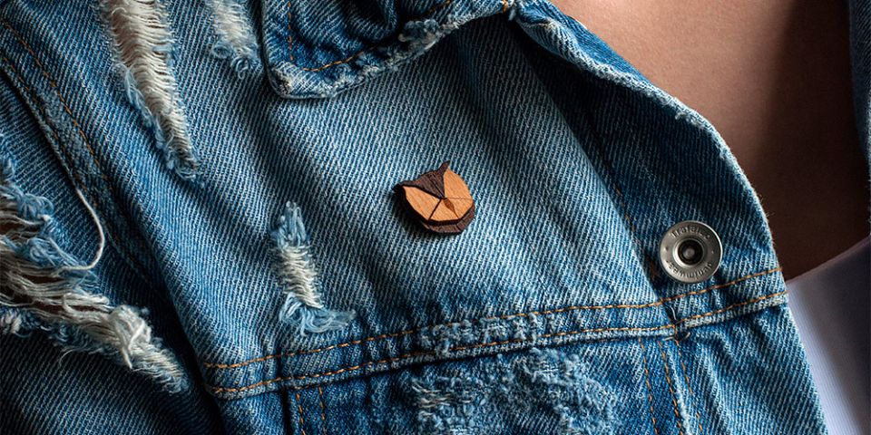 Eine Frau in Jeansjacke mit der Holzbrosche Owl Brooch Eine Frau in Jeansjacke mit der Holzbrosche Owl Brooch