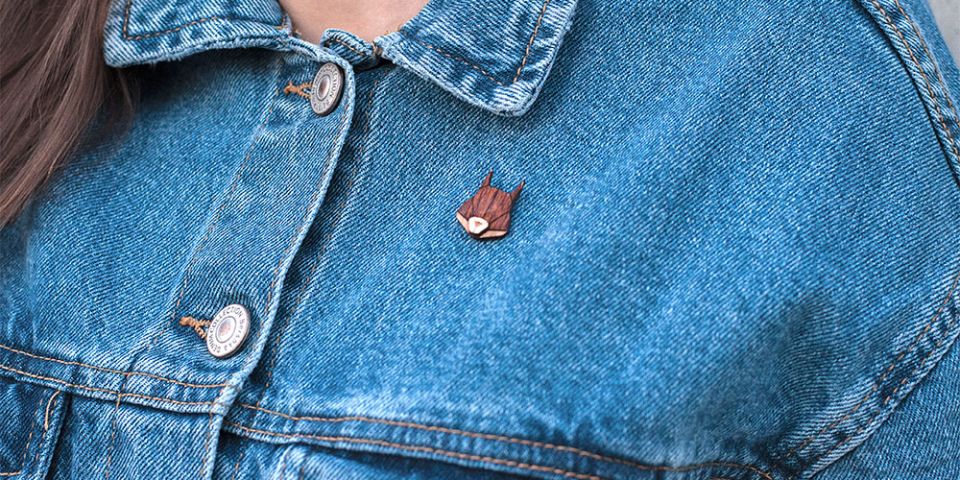 Eine Frau in Jeansjacke mit der Holzbrosche Squirrel Brooch Eine Frau in Jeansjacke mit der Holzbrosche Squirrel Brooch