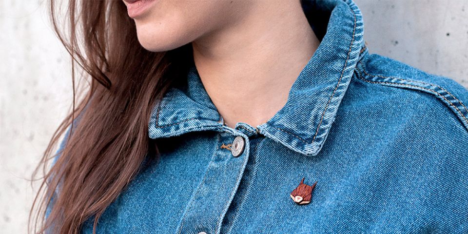 Eine Frau in Jeansjacke mit der Holzbrosche Squirrel Brooch Eine Frau in Jeansjacke mit der Holzbrosche Squirrel Brooch