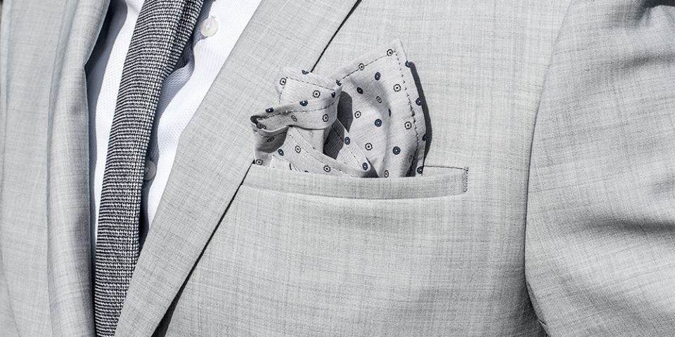 BeWooden - Mann in einer grauen Jacke mit Blue Dots Einstecktuch