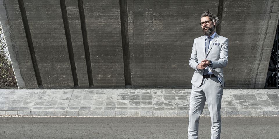 BeWooden - Mann in einer grauen Jacke mit Blue Dots Einstecktuch