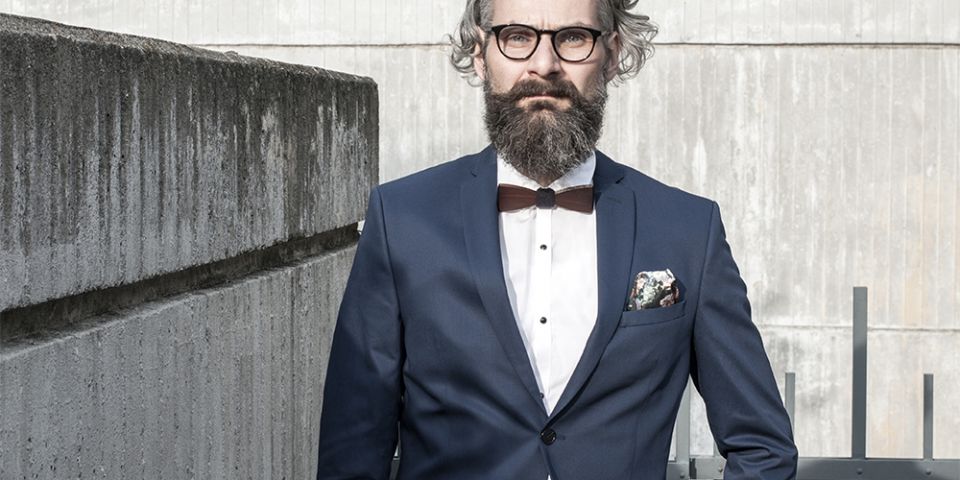BeWooden - Mann in blau grauen Jacke mit Roses square Einstecktuch und holzfiege Choa