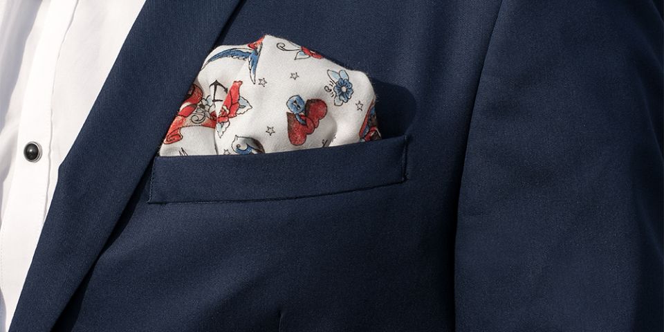 Mann in blau grauen Jacke mit Hearts square Einstecktuch Mann in blau grauen Jacke mit Hearts square Einstecktuch