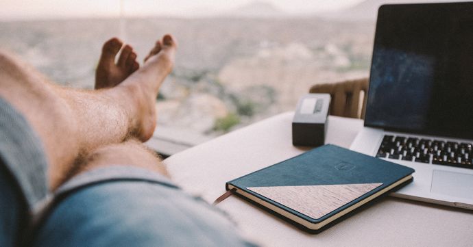 Ein Mann am Tisch mit dem Notizbuch BeWooden Ocean Notebook