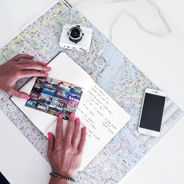 Das Notizbuch Ocean Notebook liegt auf einem Stadtplan