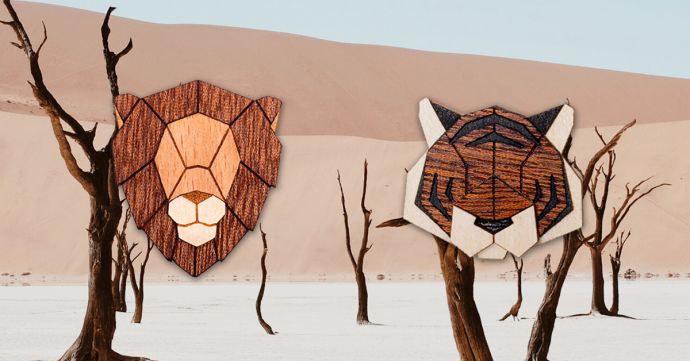 Die Tiger und Löwen Holzbrosche in der Landschaft Afrikas 