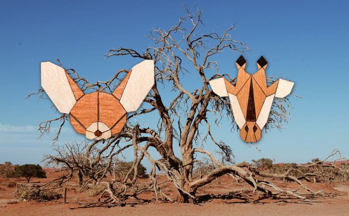 Die Giraffen und Wüstenfuchs Holzbrosche in der Landschaft Afrikas