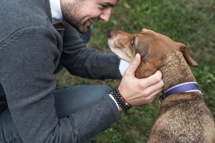 Unser Gründer Henrik Roth mit einem Hund des Tierschutzvereins Hunde in Not 