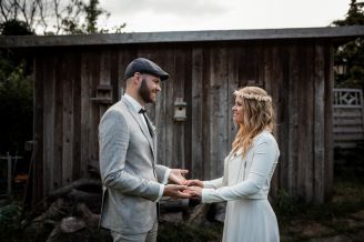 Hochzeit zwischen Beeren und Blumen