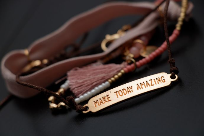 Ein graviertes Armband mit der Aufschrift "MAKE TODAY AMAZING"