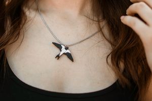 Holzanhänger Swallow Pendant