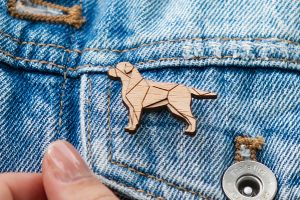 Holzbrosche Walking Labrador Brooch