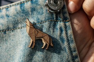 Holzbrosche Walking Wolf Brooch