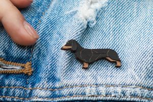 Holzbrosche Walking Dachshund Brooch