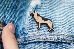 Holzbrosche Walking Shepherd Brooch