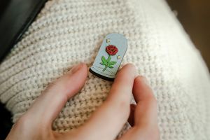 Holzbrosche Wooden brooch Prince's rose