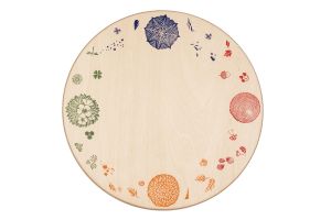 Holzplattform mit Naturelementen