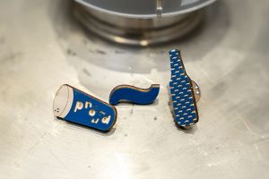 Holzbrosche Proud Brooch
