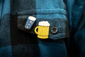 Holzbrosche Beer Brooch