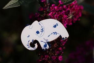 Brosche Elefant aus Porzellan