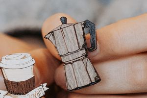 Holzbrosche Coffee Pot Brooch