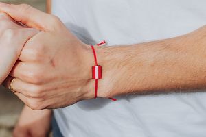 Armband Österreich mit Holzflagge Armband Österreich mit Holzflagge