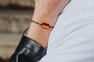 Armband Deutschland mit Holzflagge