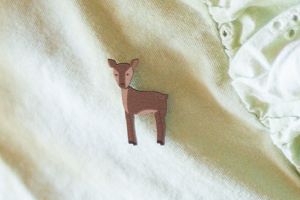Holzbrosche Cute Fawn 