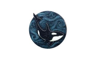Holz-Brosche – Orca