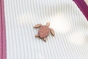 Holz-Brosche – Schildkröte