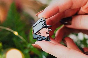 Holz-Brosche – Der brave Soldat Schwejk – Jaroslav Hašek © Holz-Brosche – Der brave Soldat Schwejk – Jaroslav Hašek ©