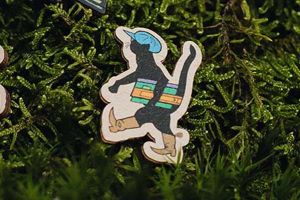 Holz-Brosche – Mikeš geht zur Schule – Josef Lada © Holz-Brosche – Mikeš geht zur Schule – Josef Lada ©