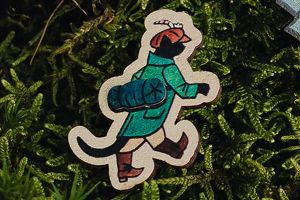 Holz-Brosche – Mikeš auf Reisen – Josef Lada © Holz-Brosche – Mikeš auf Reisen – Josef Lada ©